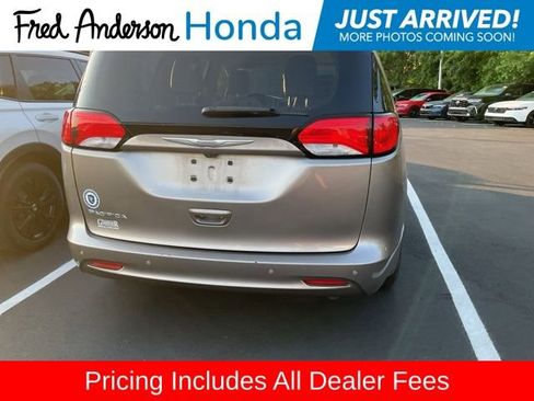 Used 2017 Chrysler Pacifica Touring w/ Tire & Wheel Group FWD image 7