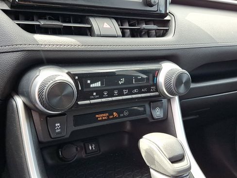 Used 2019 Toyota RAV4 LE w/ Carpet Mat Package image 17