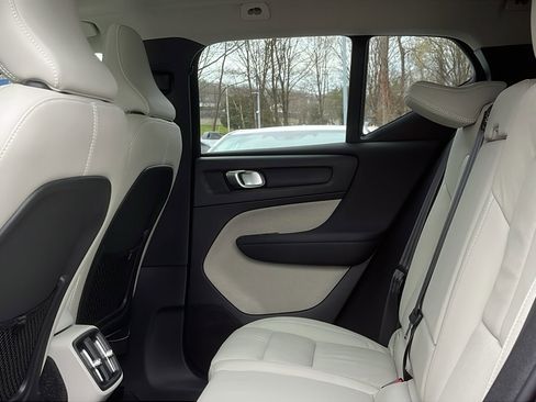 Used 2022 Volvo XC40 T5 Momentum image 20