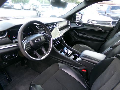 Used 2023 Jeep Grand Cherokee Altitude AWD/4WD image 13