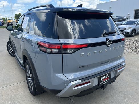 Used 2022 Nissan Pathfinder Platinum w/ Cargo Package AWD/4WD image 4