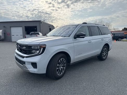 Used 2025 Ford Expedition Platinum image 3