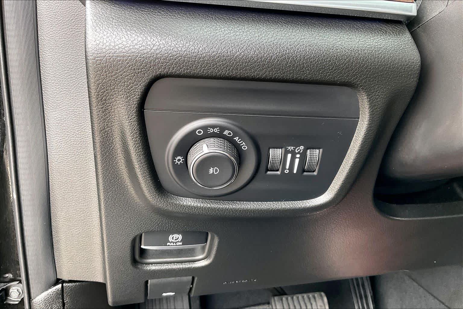 Used 2025 Jeep Grand Cherokee Summit w/ Obsidian Package AWD/4WD image 14
