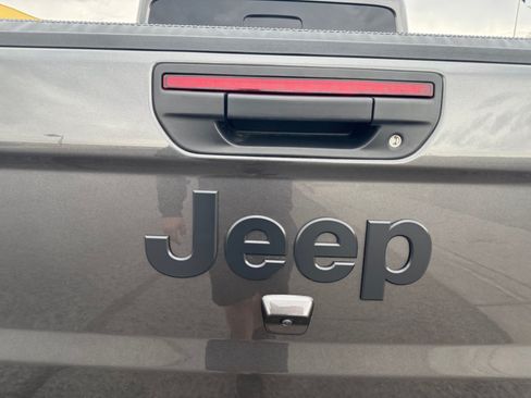 Used 2025 Jeep Gladiator Sport AWD/4WD image 15