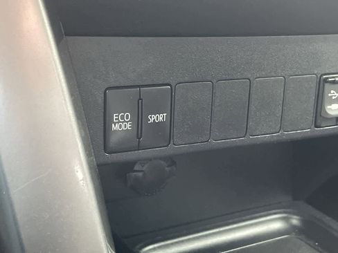 Used 2018 Toyota RAV4 XLE FWD image 27