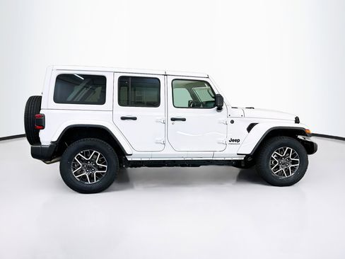Used 2025 Jeep Wrangler Sahara image 10