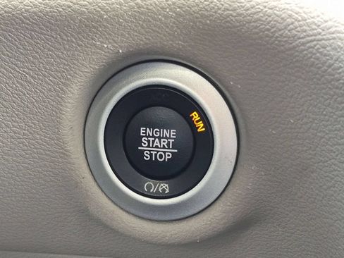 Used 2024 Chrysler Pacifica Touring-L FWD image 21