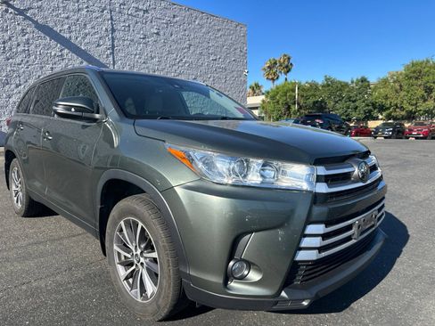 Used 2019 Toyota Highlander XLE AWD/4WD image 3