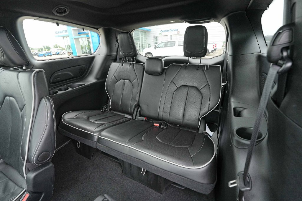 Used 2025 Chrysler Pacifica Limited FWD image 21
