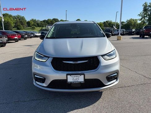 Used 2024 Chrysler Pacifica Touring-L FWD image 11