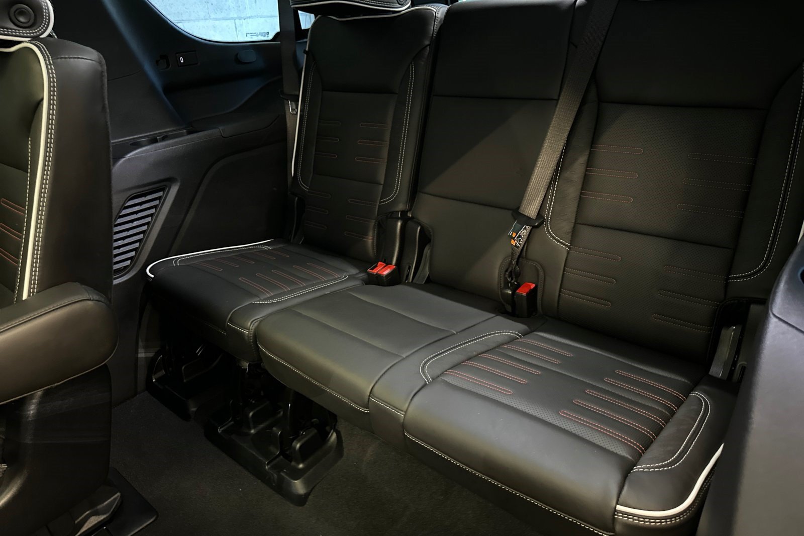 Used 2025 GMC Yukon AT4 Ultimate w/ LPO, AT4 Appearance Package AWD/4WD image 37