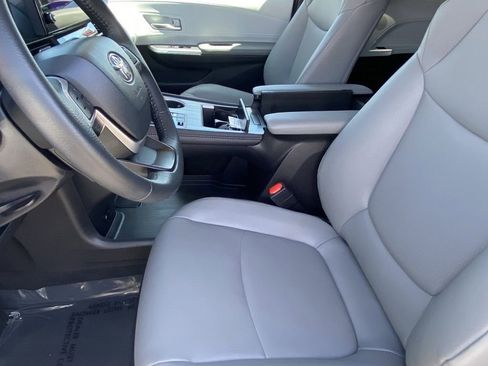 Certified 2025 Toyota Sienna XLE FWD image 23