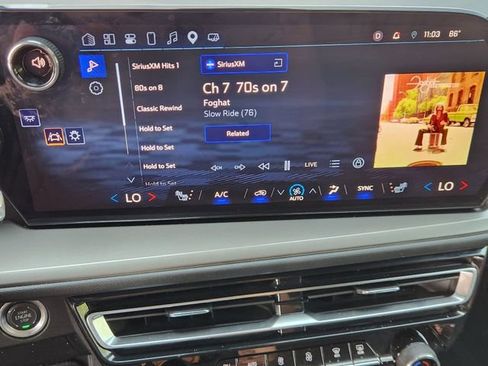 Used 2025 Chevrolet Traverse LT FWD image 16