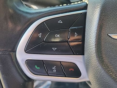 Used 2022 Chrysler Pacifica Touring-L w/ Uconnect Theater Family Group FWD image 16
