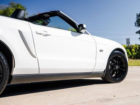 Used 2010 Ford Mustang GT Premium image 24