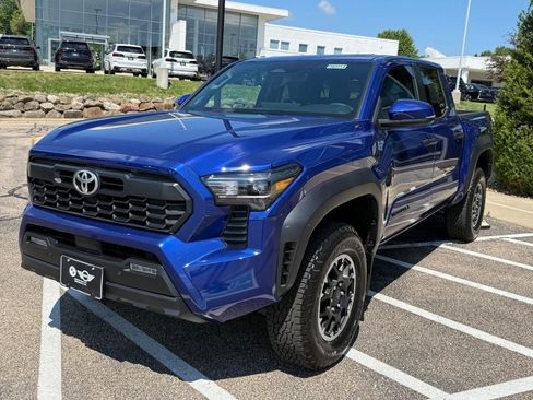 Used 2024 Toyota Tacoma TRD Off-Road w/ TRD Off Road Upgrade Package AWD/4WD image 8