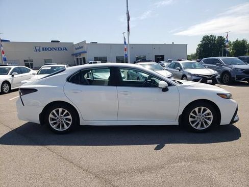 Used 2024 Toyota Camry SE FWD image 4