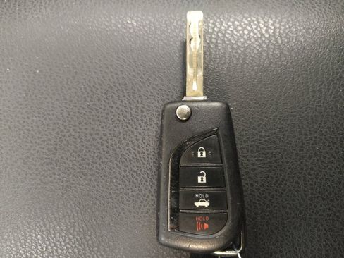 Used 2021 Toyota Camry LE image 32