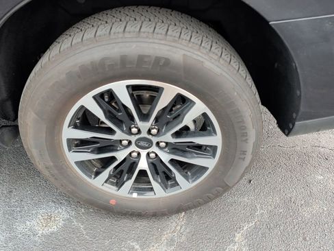 Used 2025 Ford Expedition Platinum AWD/4WD image 5
