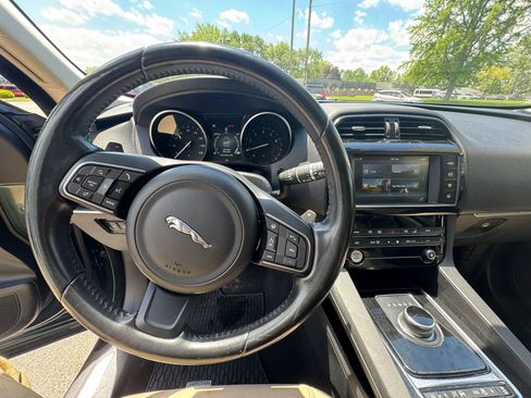 Used 2018 Jaguar F-PACE Premium AWD/4WD image 17