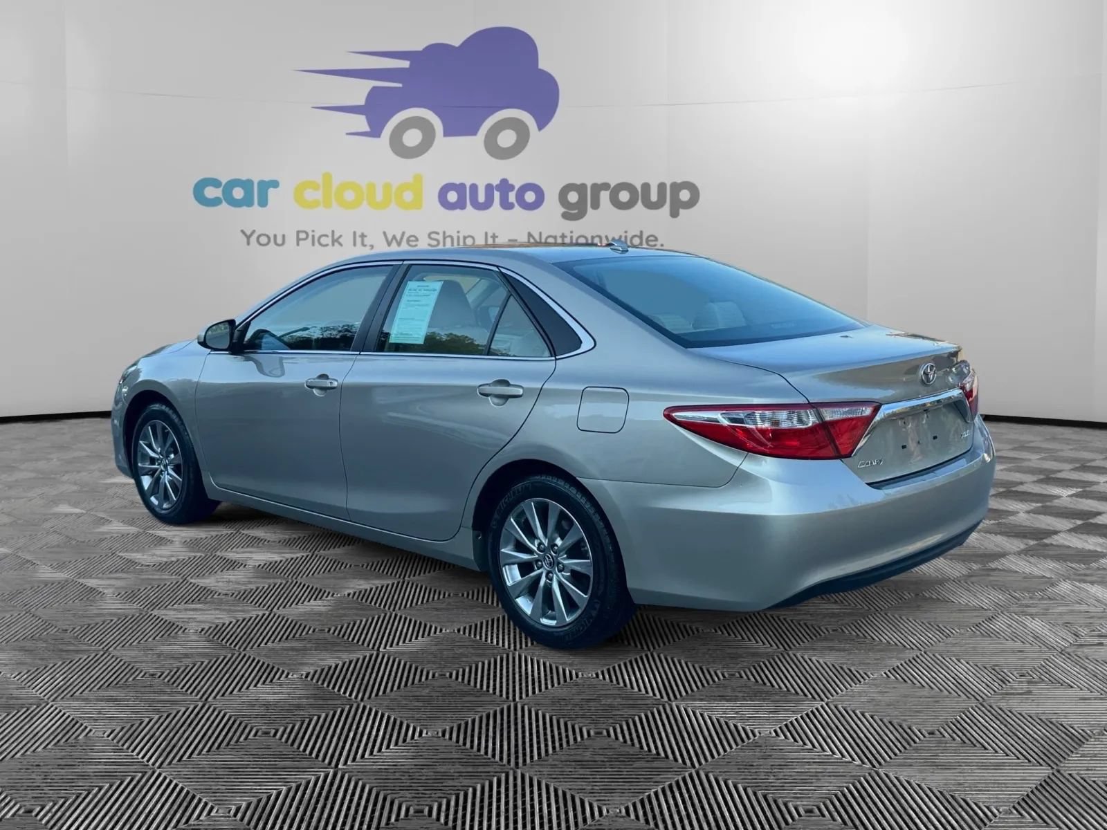 Used 2015 Toyota Camry XLE w/ Convenience Package FWD image 3