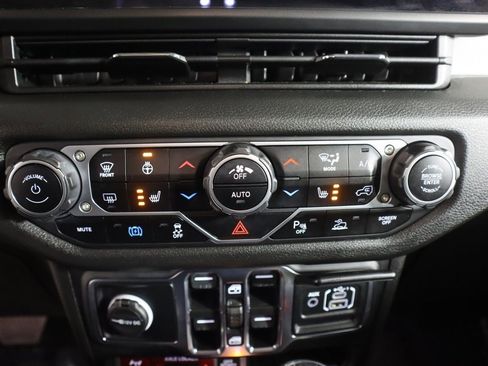 Used 2024 Jeep Wrangler Unlimited image 46