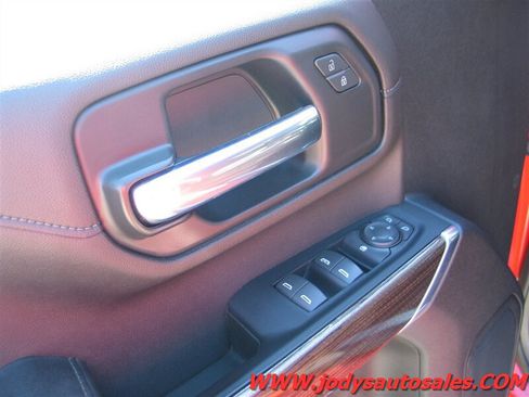 Used 2022 Chevrolet Silverado 2500 LT w/ Convenience Package AWD/4WD image 3