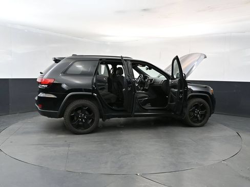 Used 2019 Jeep Grand Cherokee Laredo AWD/4WD image 26