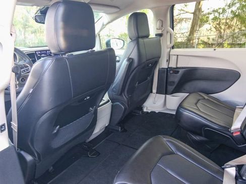 Used 2023 Chrysler Pacifica Touring-L FWD image 25