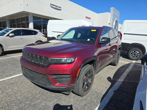 Used 2023 Jeep Grand Cherokee Altitude image 4