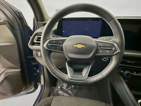 Used 2025 Chevrolet Traverse LT FWD image 13