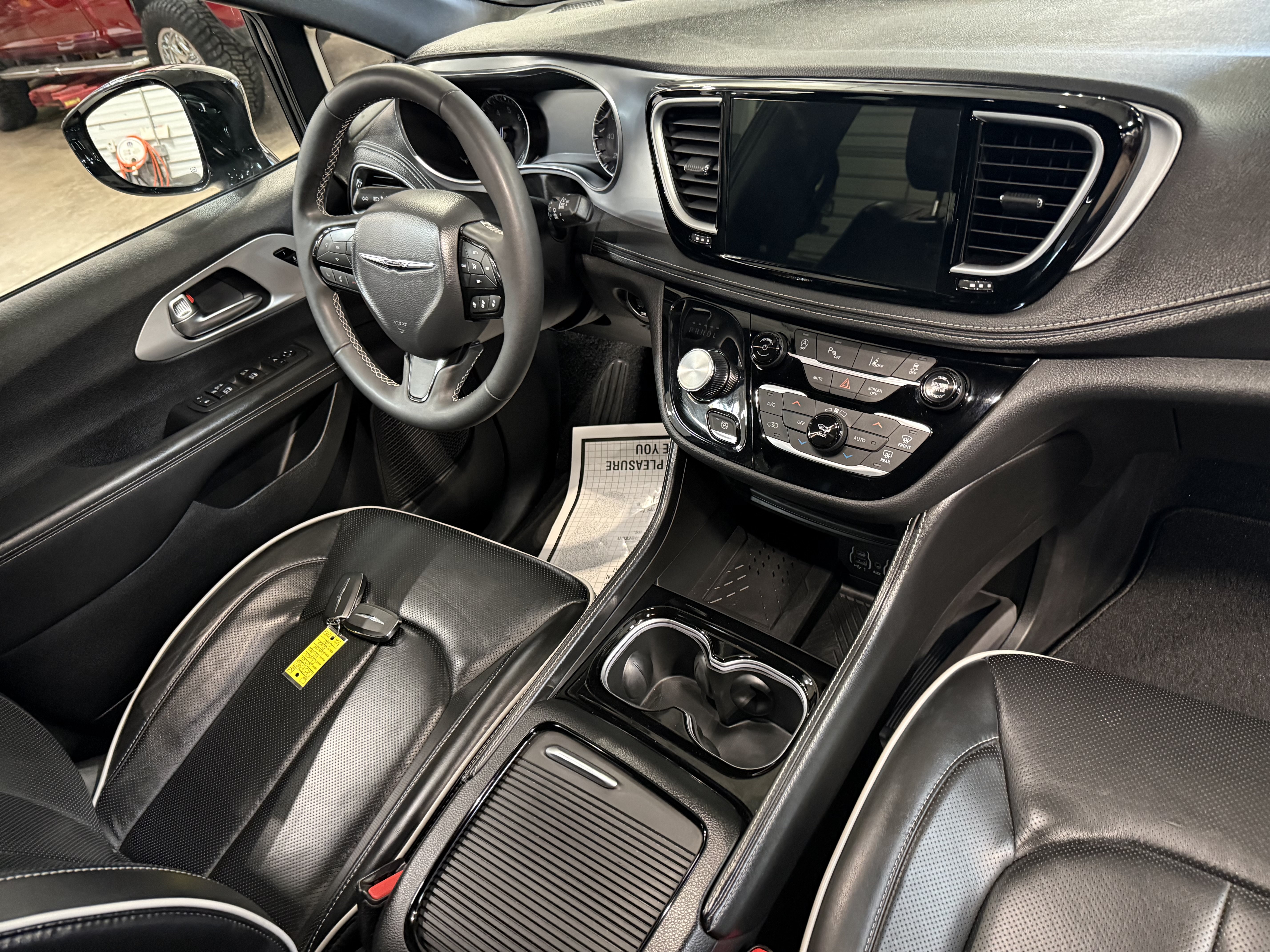 Certified 2025 Chrysler Pacifica Limited AWD/4WD image 12