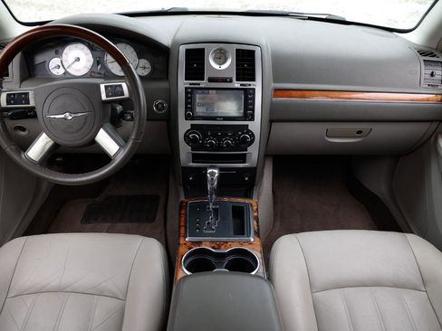 Used 2010 Chrysler 300 C w/ Luxury Group II RWD image 2