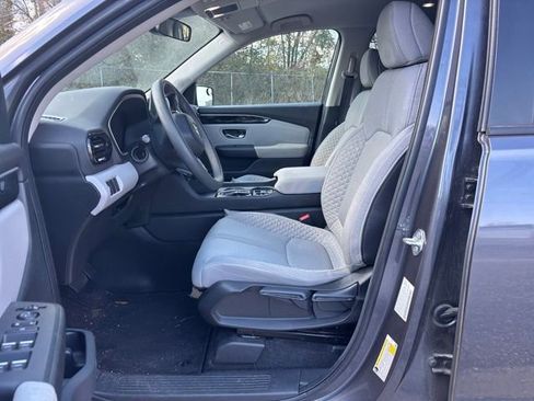 Used 2023 Honda Pilot LX image 3