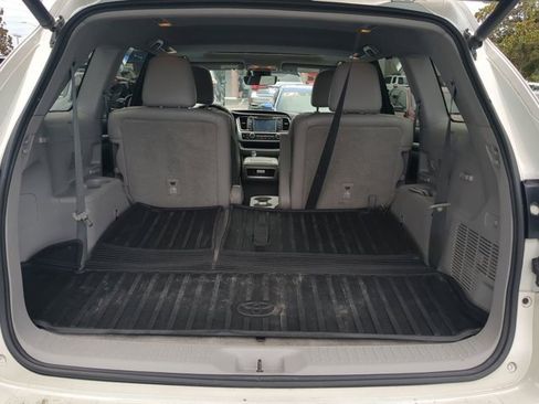 Used 2017 Toyota Highlander Limited image 12