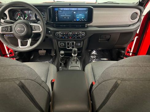 Used 2025 Jeep Wrangler Unlimited Sahara image 33