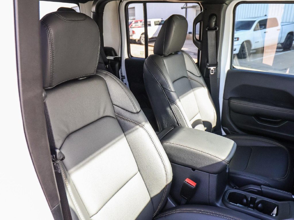 Used 2025 Jeep Gladiator Mojave AWD/4WD image 15