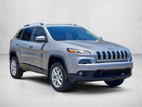 Used 2018 Jeep Cherokee Latitude Plus w/ Cold Weather Group AWD/4WD image 2