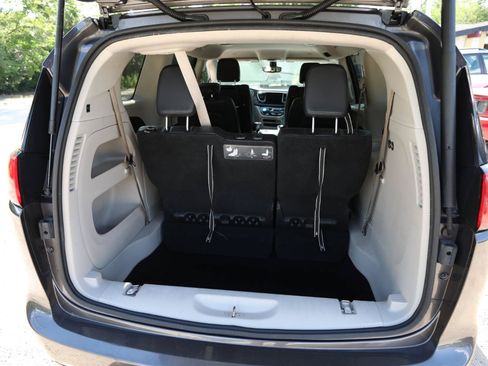 Used 2018 Chrysler Pacifica Touring-L Plus w/ Tire & Wheel Group FWD image 12