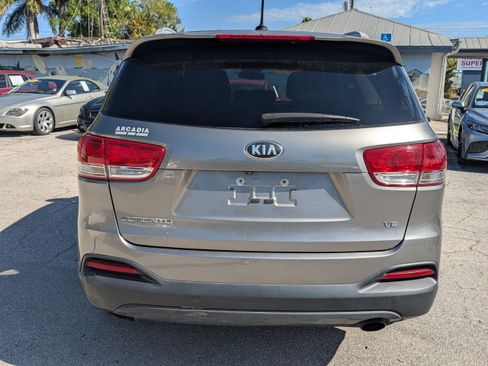 Used 2017 Kia Sorento AWD image 5