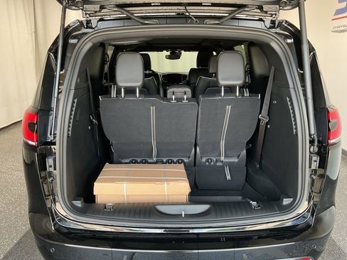 New 2025 Chrysler Pacifica Limited image 8