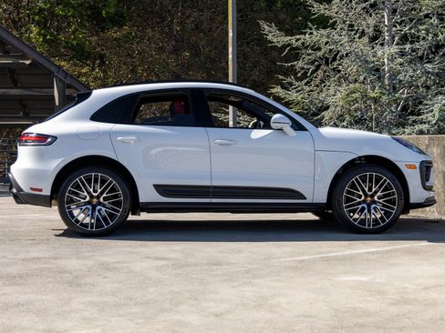 Certified 2025 Porsche Macan AWD/4WD image 12