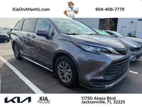 Used 2021 Toyota Sienna LE image 1