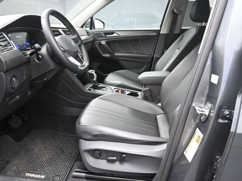 Used 2024 Volkswagen Tiguan SE FWD image 17