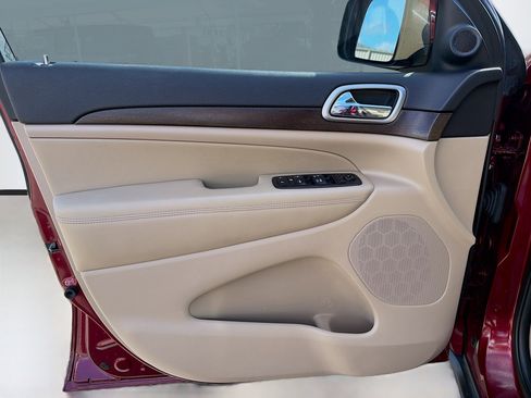 Used 2018 Jeep Grand Cherokee Laredo image 21