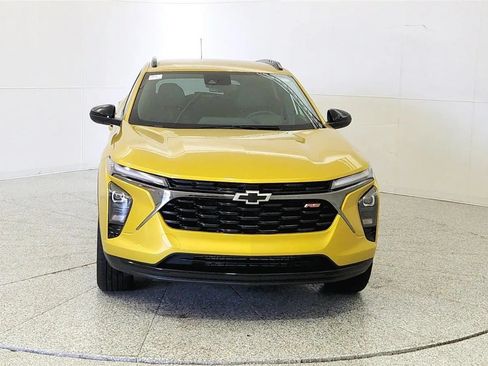 Used 2025 Chevrolet Trax RS w/ Driver Confidence Package FWD image 2