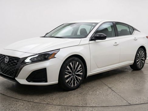 Used 2025 Nissan Altima 2.5 SV FWD image 3