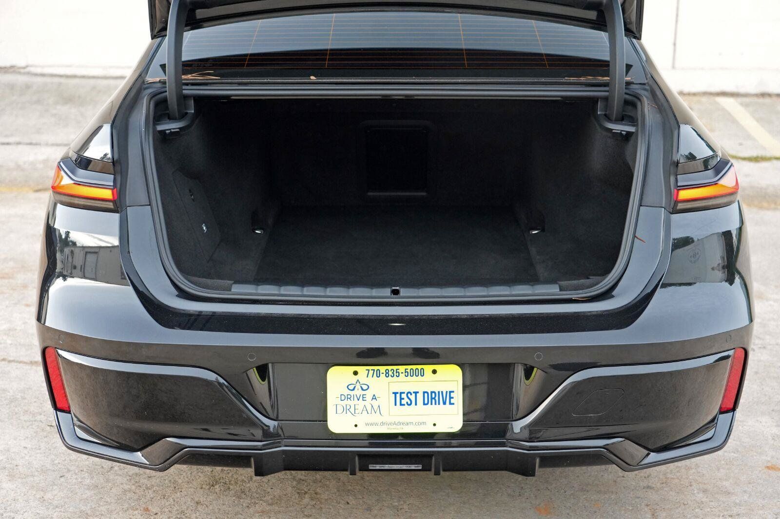 Used 2024 BMW i7 xDrive60 AWD/4WD image 10