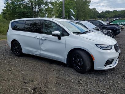 Used 2023 Chrysler Pacifica Touring-L w/ Uconnect Theater Family Group
