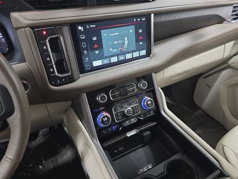 Used 2023 GMC Yukon XL Denali AWD/4WD image 17